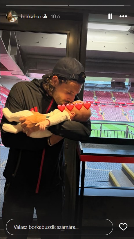 Szoboszlai Dominik a karjában tartja kislányát