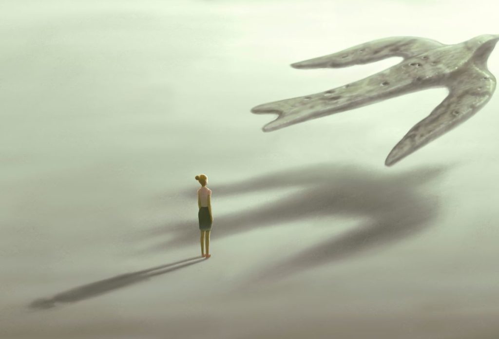 szorongas-illusztracio | Marie Claire Apró nőalak felett elrepülő hatalmas fecske illusztráció