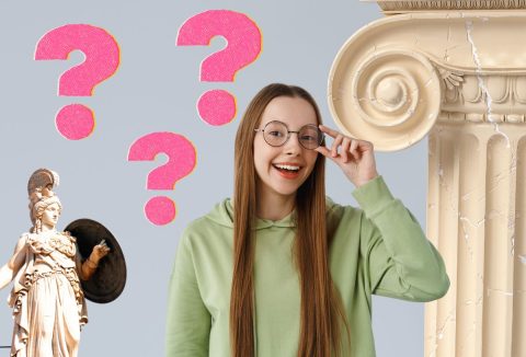 Zöld pulóveres, szemüveges, hosszú hajú nő vidáman gondolkodik, háttérben ókori görög oszlopfő és antik szobor, rózsaszín kérdőjelek