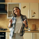 Nő táncol főzés közben