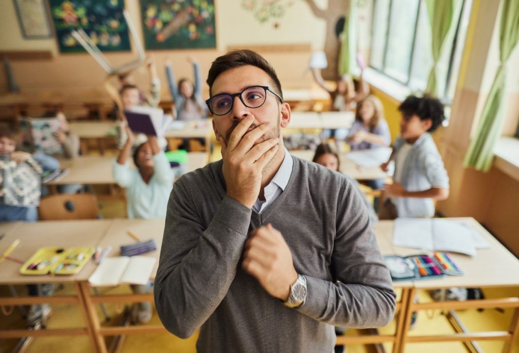 Ideges tanár a rendetlenkedő osztállyal a háta mögött