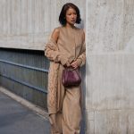 Modell burgundi táskával vonul