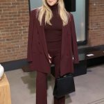 Modell burgundi színű szettben vonul az utcán