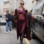 Modell burgundi színű szettben vonul az utcán