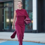 Modell burgundi színű szettben vonul az utcán