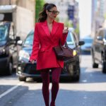 Modell burgundi színű szettben vonul az utcán