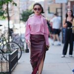 Modell burgundi színű szettben vonul az utcán