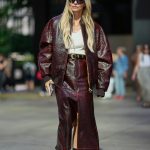 Modell burgundi színű szettben vonul az utcán