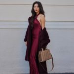 Modell burgundi színű szettben vonul az utcán