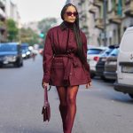 Modell burgundi színű szettben vonul az utcán