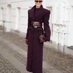 Modell burgundi színű szettben vonul az utcán