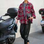 Modellek flanelingben vonul az utcán