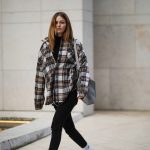 Modellek flanelingben vonul az utcán