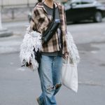 Modellek flanelingben vonul az utcán