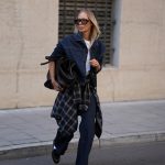 Modellek flanelingben vonul az utcán