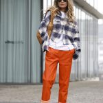 Modellek flanelingben vonul az utcán