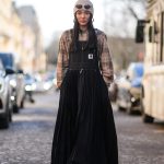 Modellek flanelingben vonul az utcán