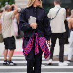 Modellek flanelingben vonul az utcán