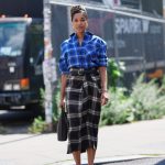 Modellek flanelingben vonul az utcán