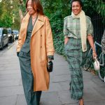 Modellek flanelingben vonul az utcán