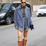 Modellek flanelingben vonul az utcán