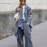 Modellek flanelingben vonul az utcán