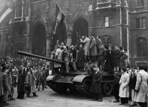 Magyarok Kossuth Lajos jelképével váltják fel a szovjet csillagot Budapesten, a Parlament épülete előtt, 1958 novemberében. A csoport korábban a Vörös Hadsereg egyik harckocsiját foglalta le, tiltakozásul a kommunista politika ellen. Kossuth Lajos alapvető szerepet játszott az 1848-as magyar forradalmi mozgalomban.