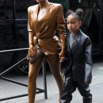 Kim Kardashian és lánya, North West Párizsban, 2020.