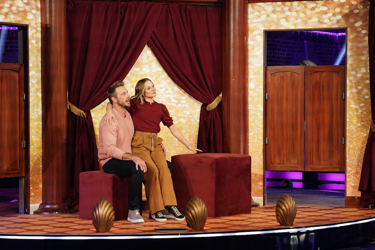 Kristen Bell és Dax Shepard színpadon: Bell a férje ölében ül