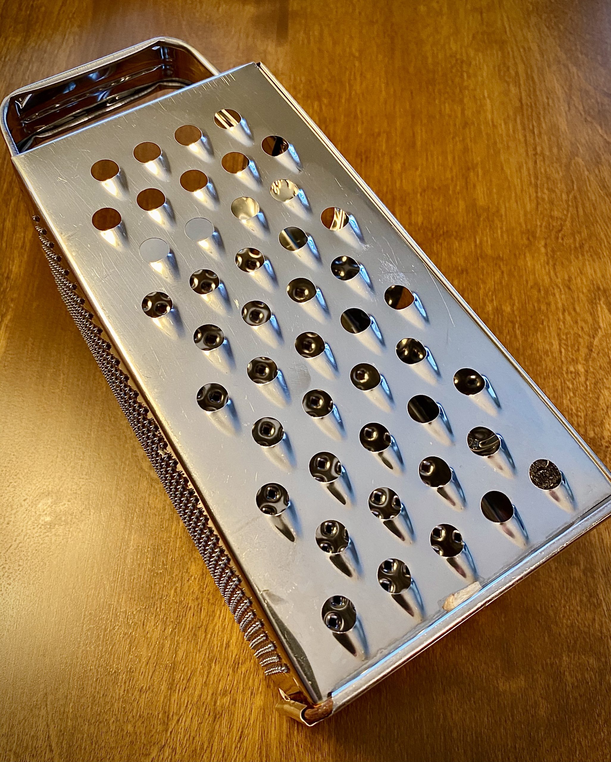 Sajtreszelő konyhapultra fektetve