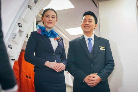 Légiutas-kísérők üdvözölnek beszálláskor