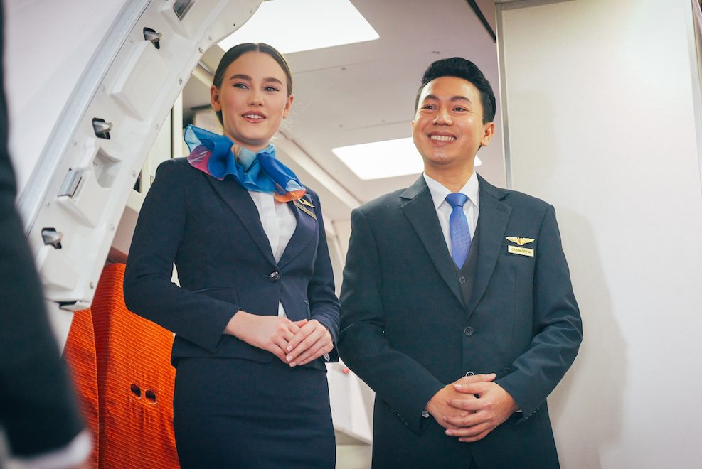 Légiutas-kísérők üdvözölnek beszálláskor