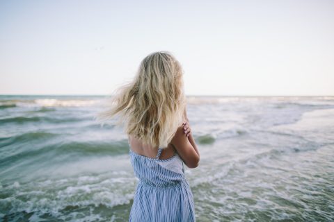 Hosszú szőke hajú nő tengerparton