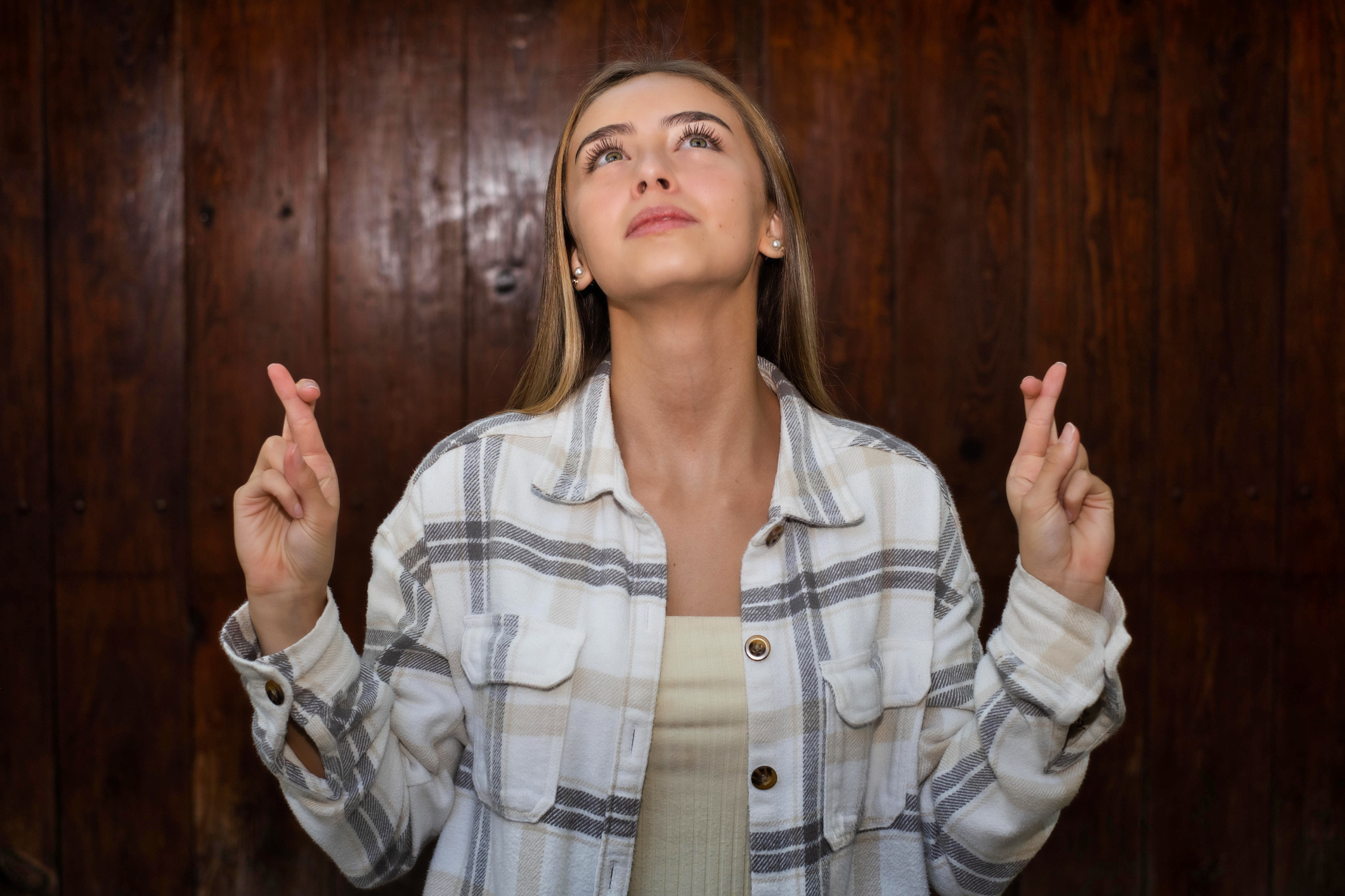 Fiatal nő keresztezi ujjait