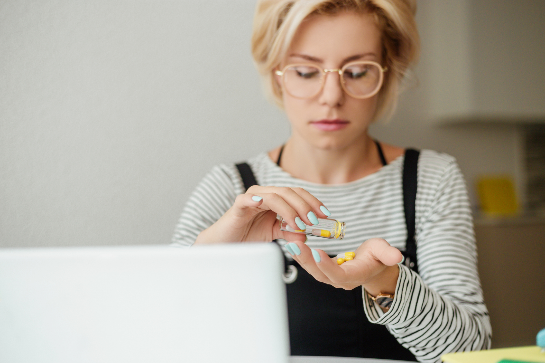 Fiatal nő gyógyszert vesz be