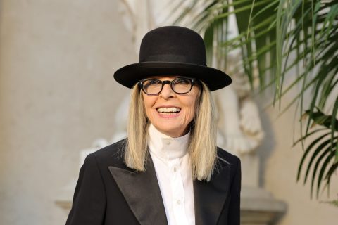 Diane Keaton egy kalapban nevet