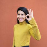 Fiatal nő "oké" jelzést mutat