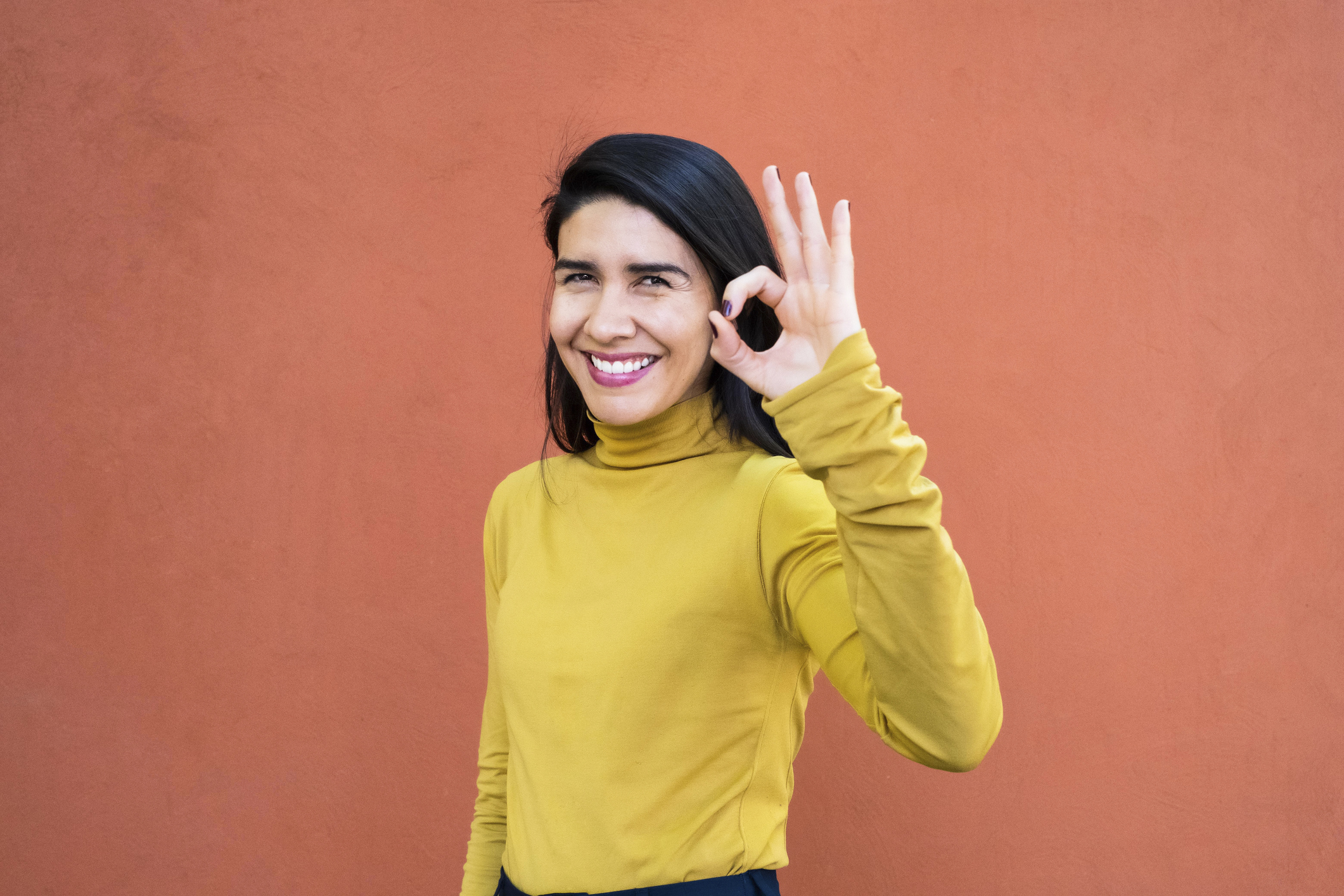 Fiatal nő "oké" jelzést mutat