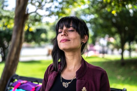 Átszellemülten gondolkozó és mosolygó nő