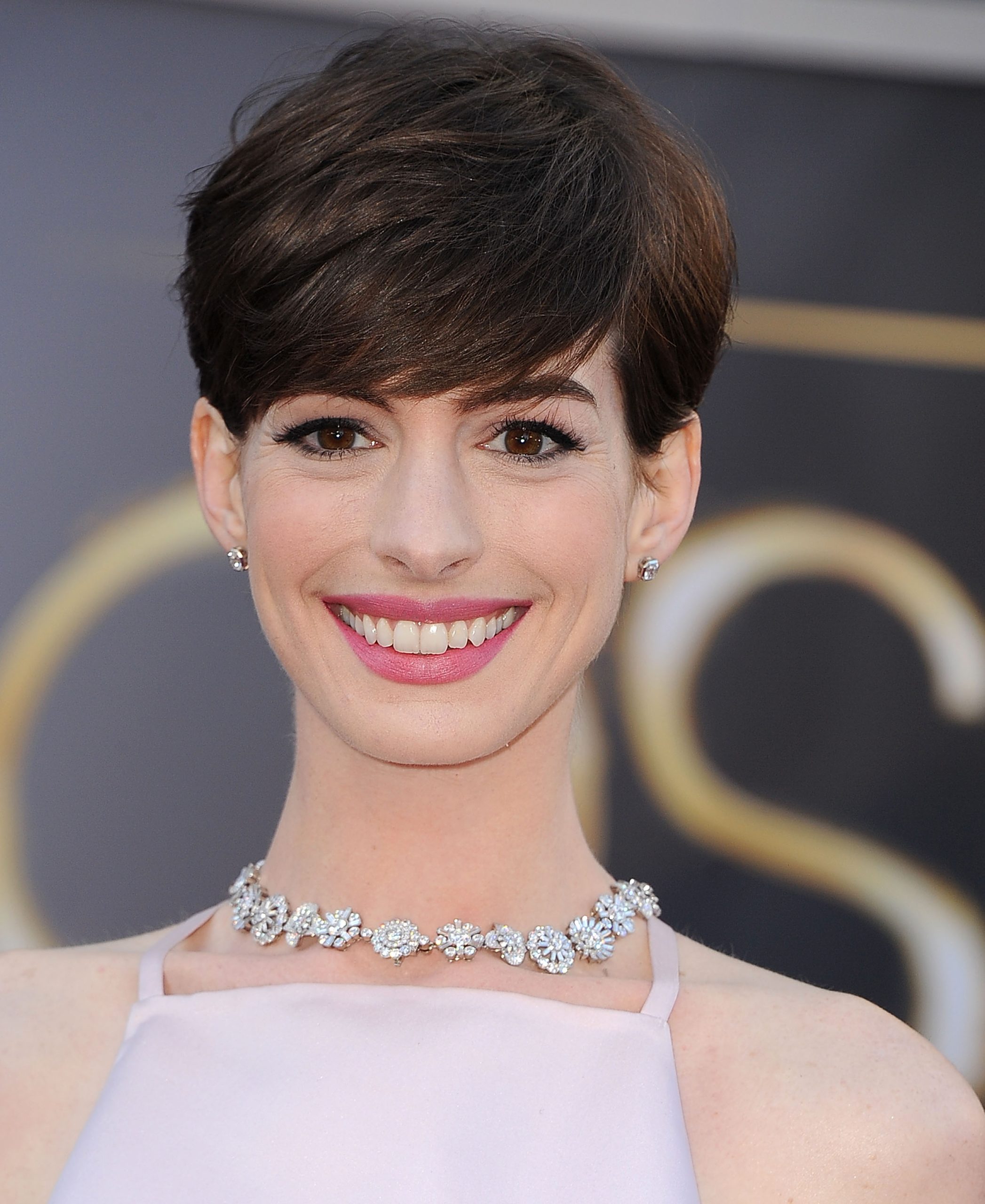 Anne Hathaway rövid hajjal mosolyog