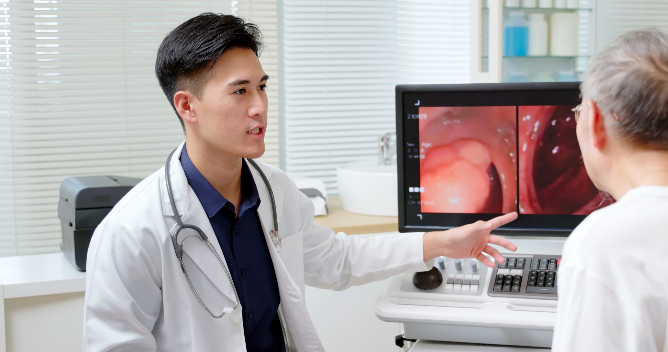 Fiatal ázsiai doktor kolonoszkópiát végez