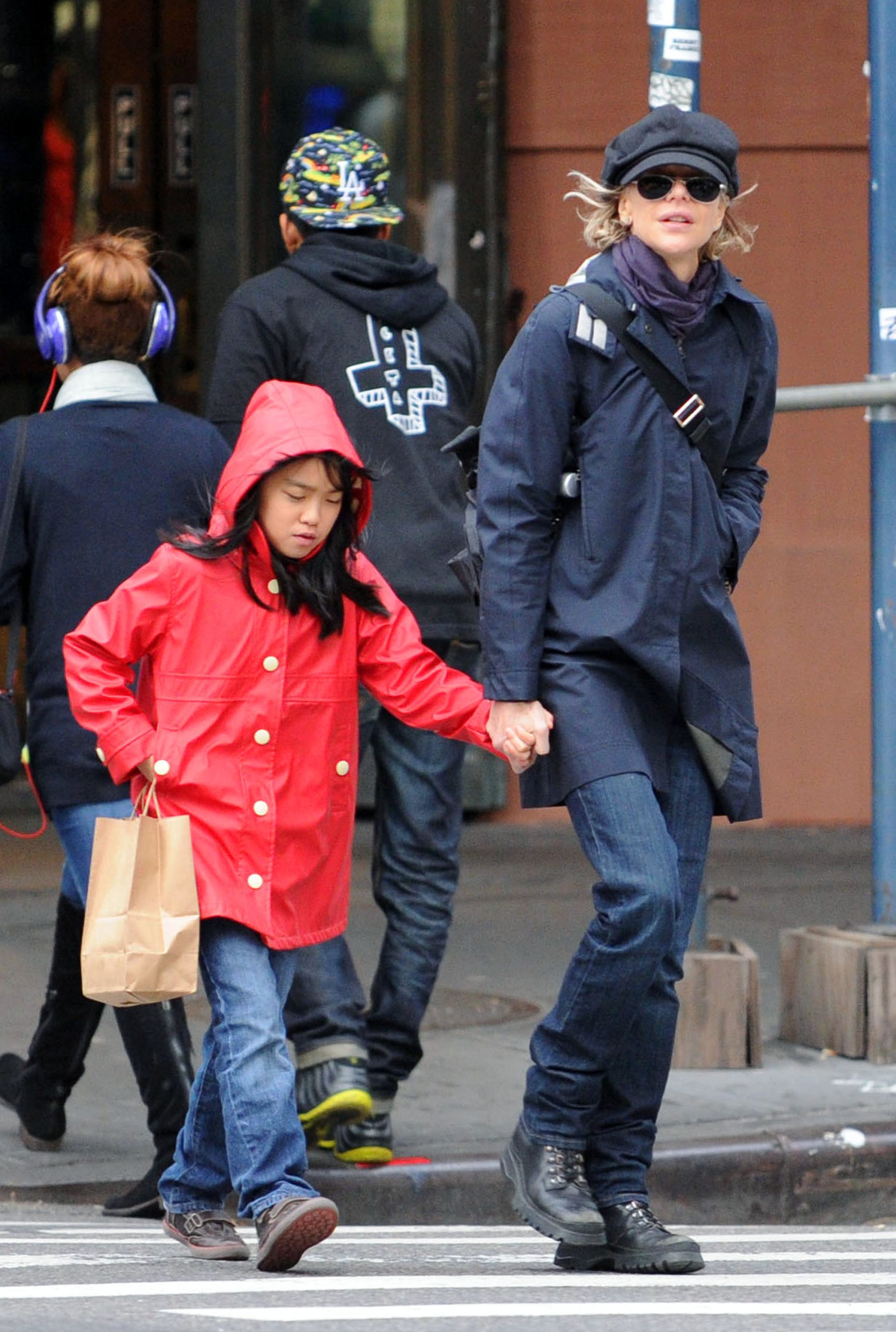 Sötét kabátos Meg Ryan és piros dzsekis lánya, Daisy 2013-ban New Yorkban sétál