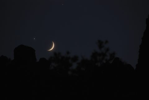 Újhold az éjszakai égen
