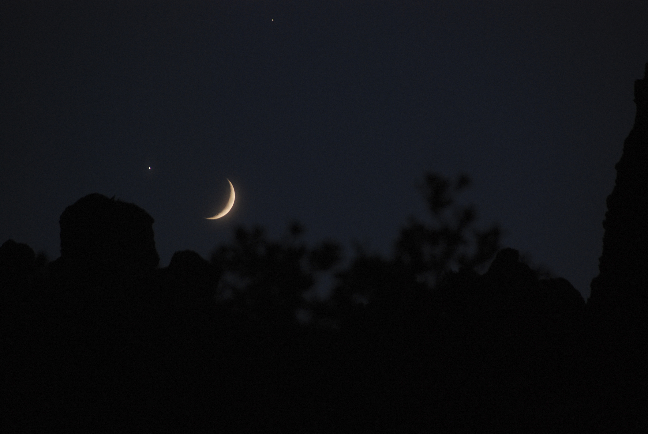 Újhold az éjszakai égen