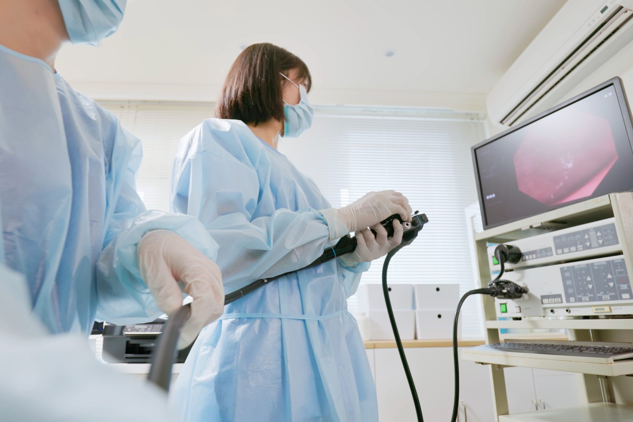 Orvosok kolonoszkópiát végeznek egy betegen