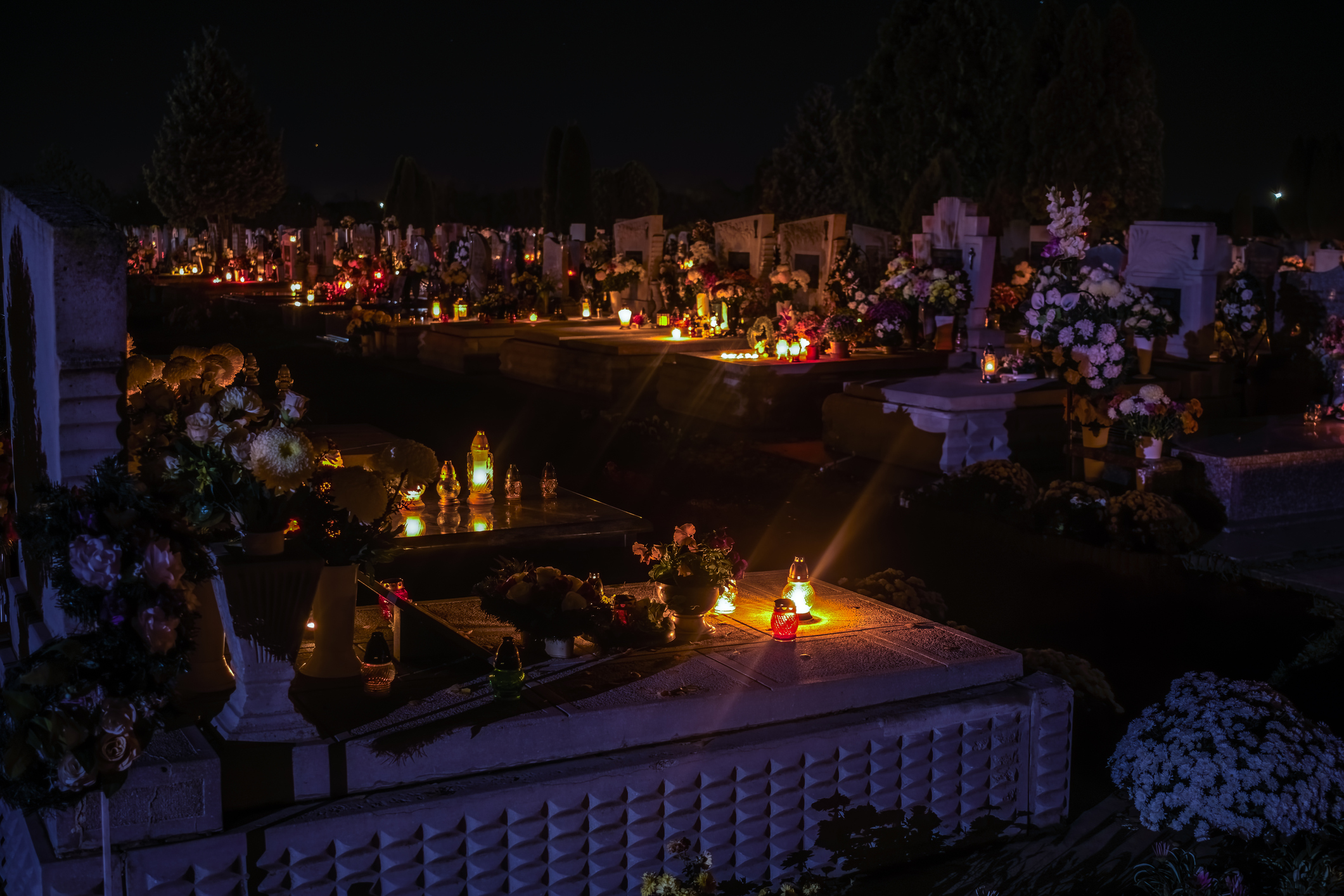 Temető mécsesekkel éjszaka