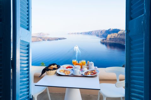 reggeli 2 személyre háttérben tengerrel