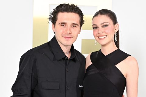 Brooklyn Beckham és Nicola Peltz – mindketten feketében – a Balmain Womenswear 2025-ös divatbemutatóján Párizsban