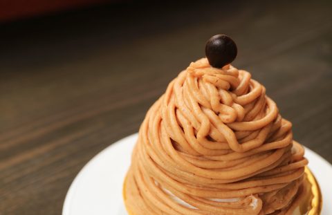 Gesztenyepüré tányéron kínálva