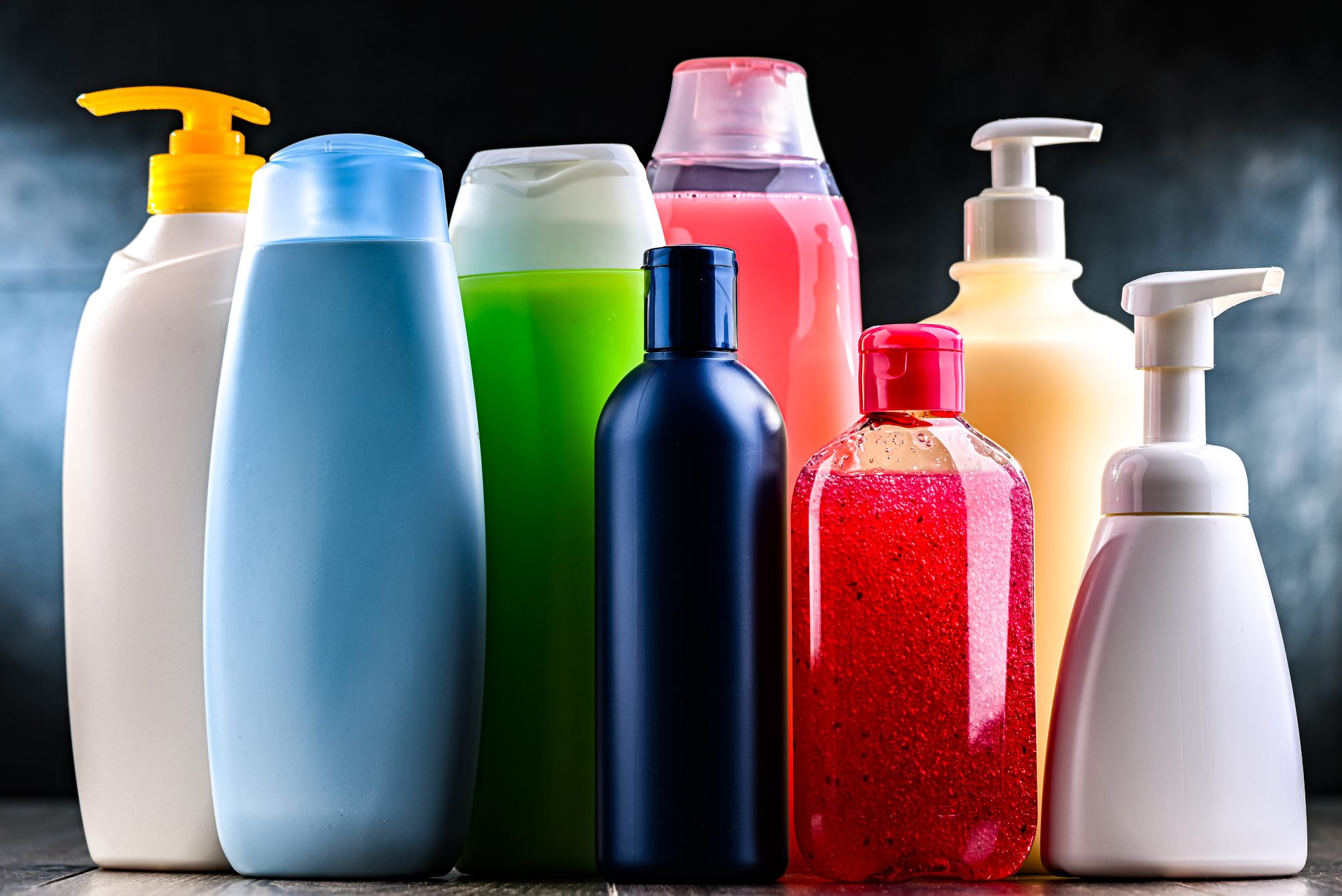 színes flakonok, samponok egymás mellett műanyagból